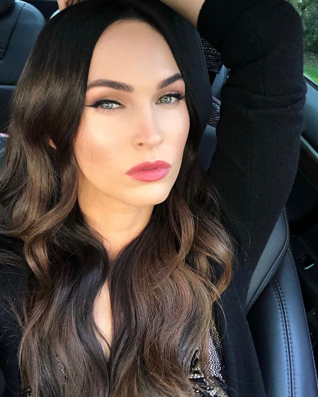 El pasado de muchas de las actrices que vemos despampanantes en la pantalla puede ser abrumador. Tal es el caso de Megan Fox, quien confesó que cuando era joven nunca se consideró atractiva.
<br>
<br>“Nunca fui la chica guapa del colegio, con la que los chicos quisieran salir. Llevaba aparatos en la boca y me solía teñir el pelo de color naranja. No era de las populares, más bien era solitaria. Llegué al mundo del estrellato por otros motivos”, dijo.