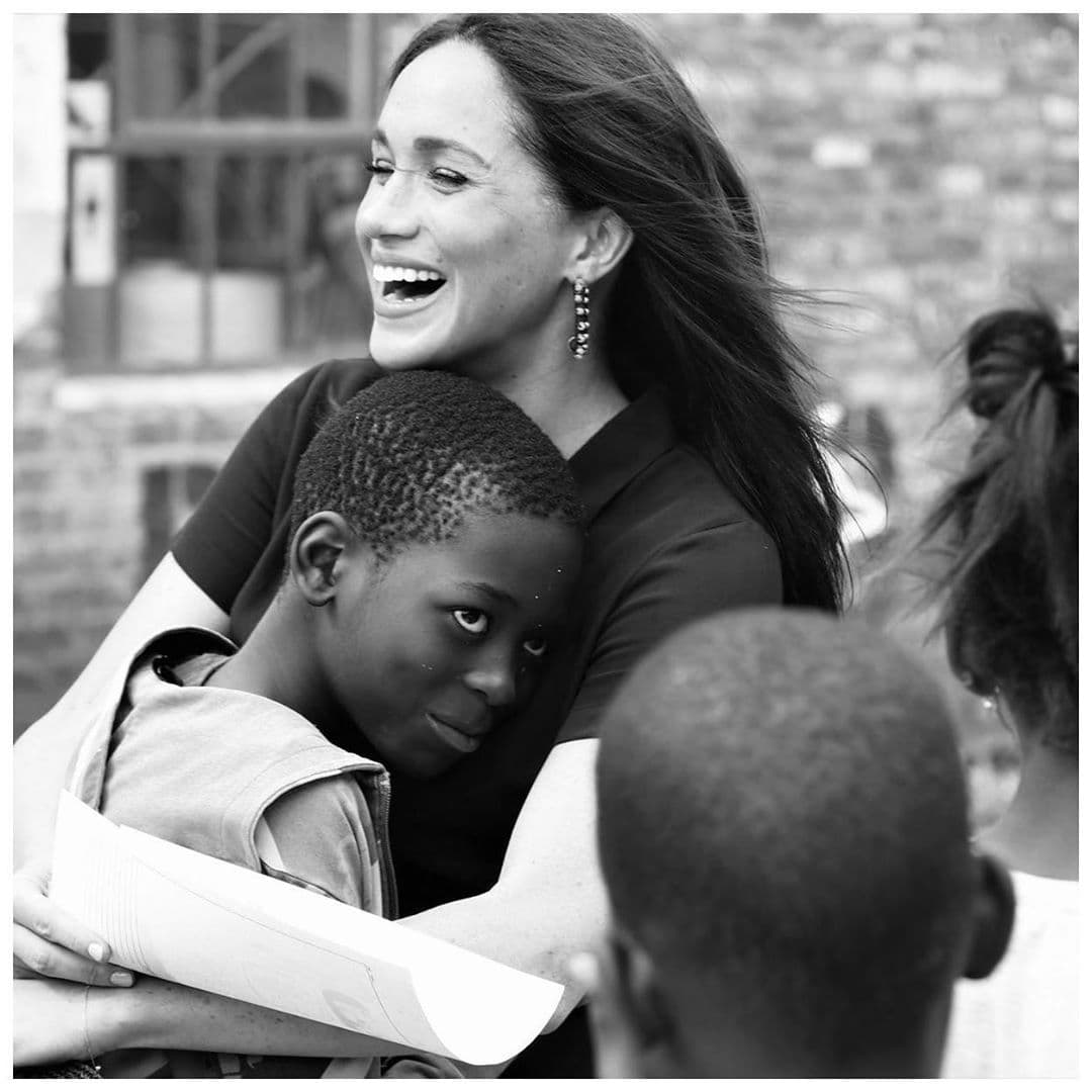 De la misma manera, Meghan ha mostrado que prefiere los abrazos y besos en sus apariciones públicas, en lugar de la reverencia que dicta el protocolo.