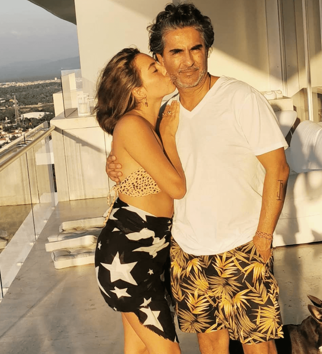 La adoración de Raúl Araiza son sus dos hijas, Camila y Roberta. Las jóvenes de 23 y 21 años de edad disfrutan de la convivencia y son su famoso padre. Seguro cuando salen juntos, más de uno le grita "suegro", ¿será celoso como papá?