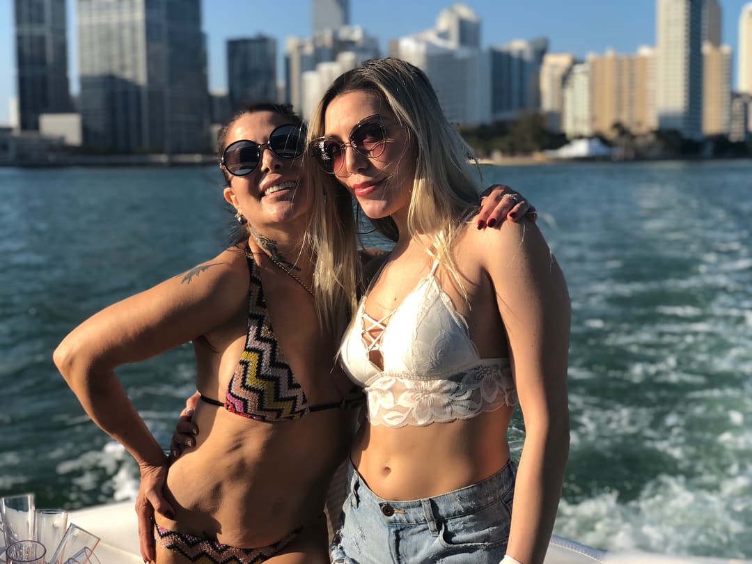 Pese a que el modelo lo negó todo, la primogénita de Alejandra Guzmán confirmó que sí existía una relación entre su madre y Estrada, a quien tachó de trepador. “Me dijo todo es verdad (…) Es un trepador, lo único que quiere es ganarse la fama a costa de mi mamá y a costa mía, por favor ya no le den más publicidad (…) Me siento humillada, me da asco esta situación. Me duele”, dijo Verónica Bastos tras hablar con Frida.