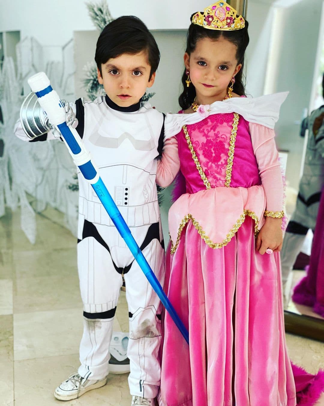 "Hoy celebramos con mucho orgullo y amor el cumpleaños número 5 de nuestros hijos, Máxima y León, que son la luz de nuestras vidas, con todo nuestro amor", escribió la actriz en el pie de la publicación que anunció las tiernas postales de sus hijos.