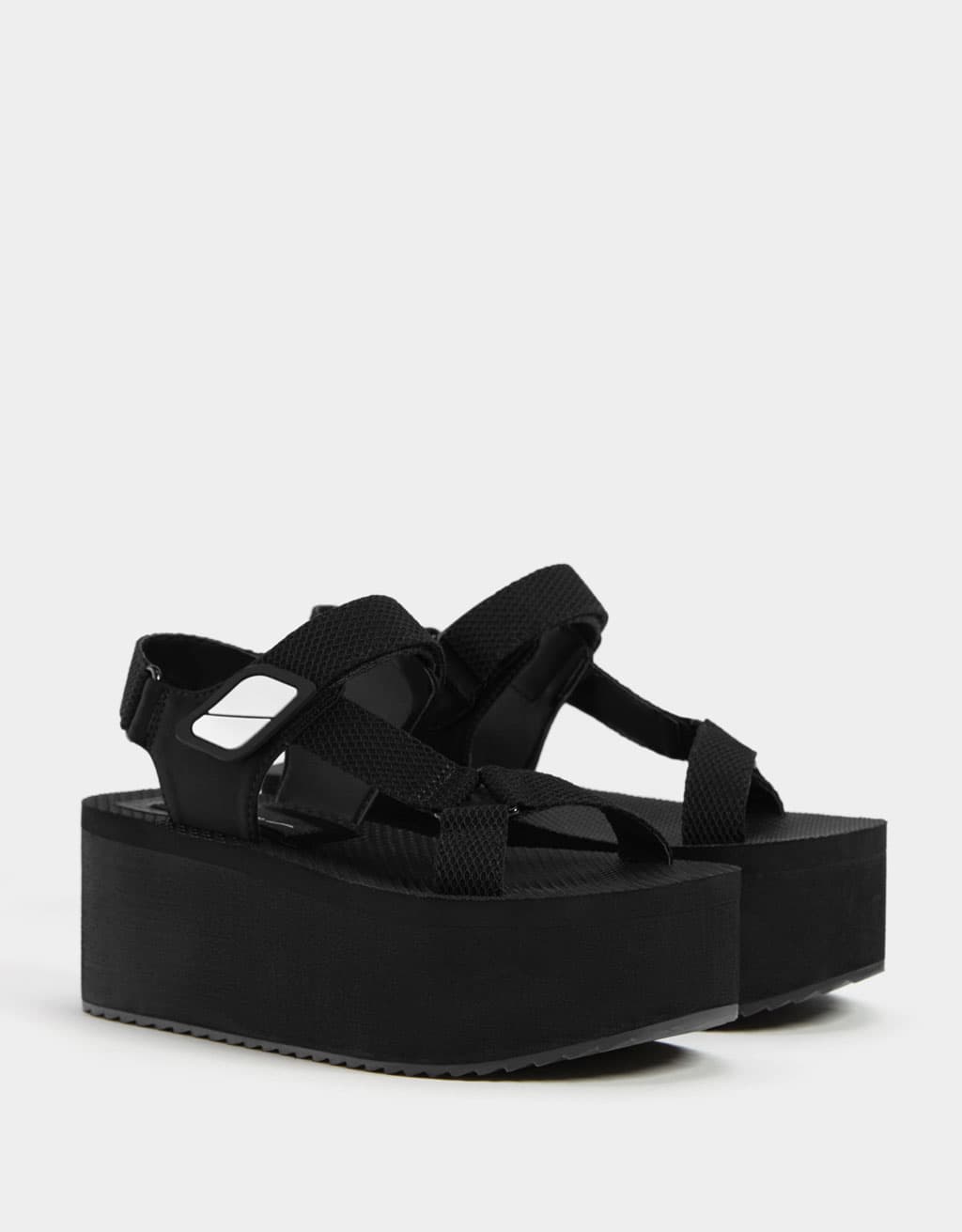Sandalias con tiras estilo deportivas de plataforma grande de Bershka.