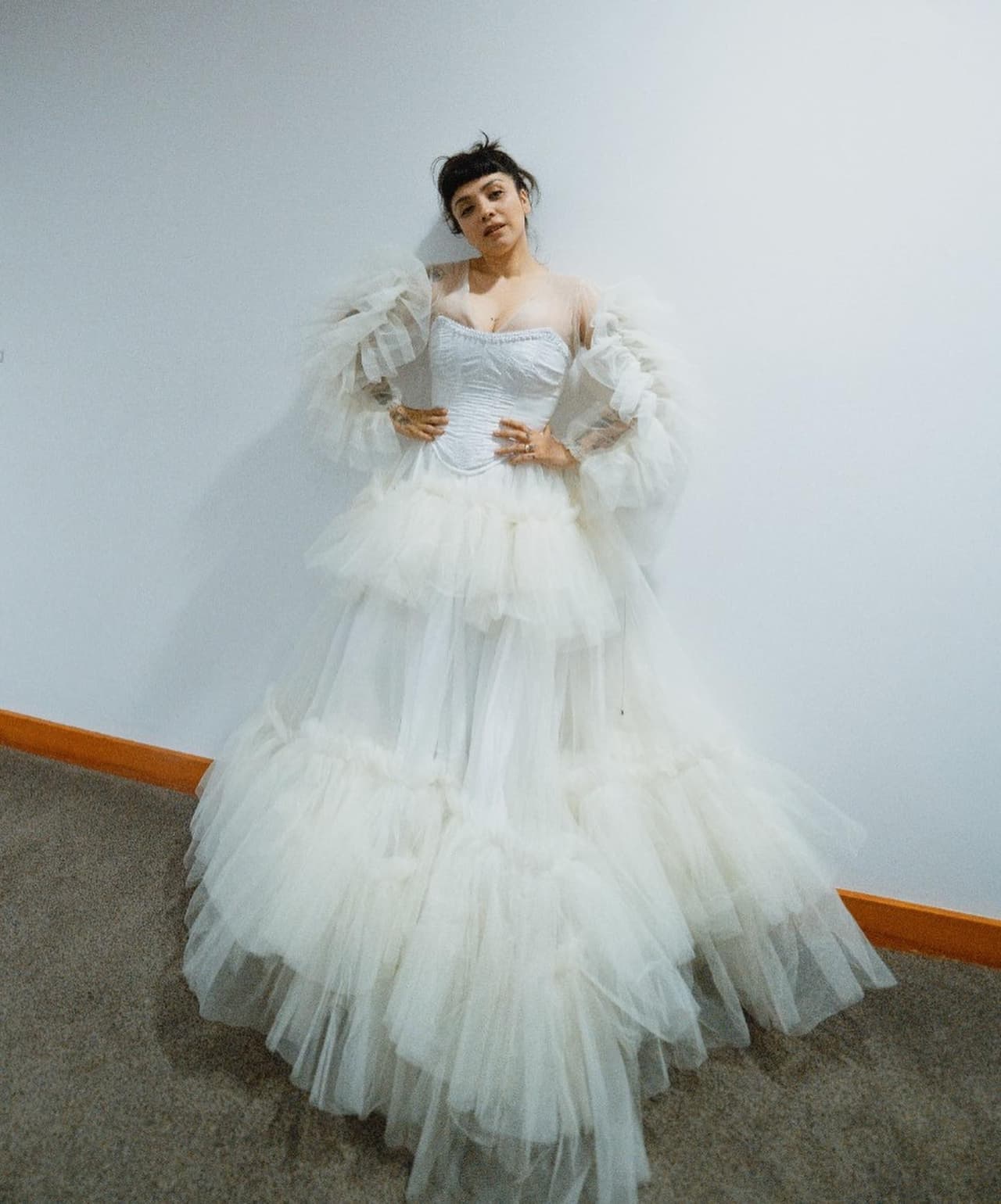 Mon Laferte responde a quienes la critican por haberse casado de blanco