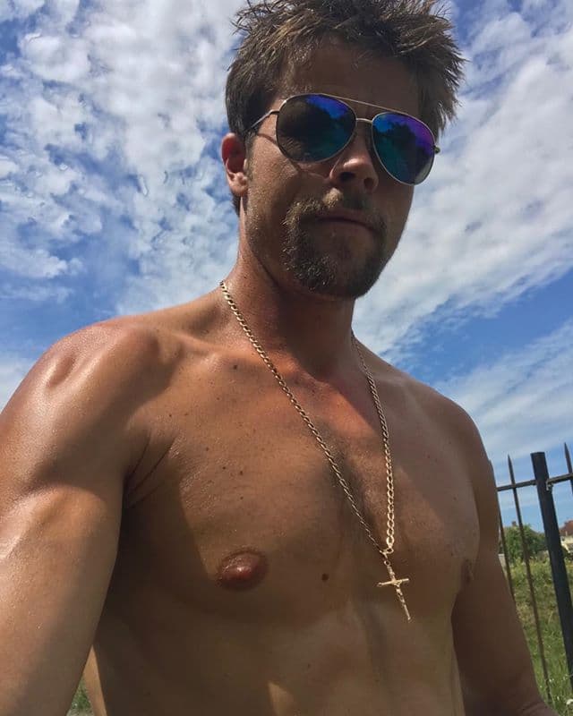 Quizá parecerte a una de las celebridades más queridas y atractivas de Hollywood podría parecer un buen atritubuto, sin embargo, Nathan Meads, ‘gemelo perdido de Brad Pitt’, no siempre estuvo de acuerdo con esto.
