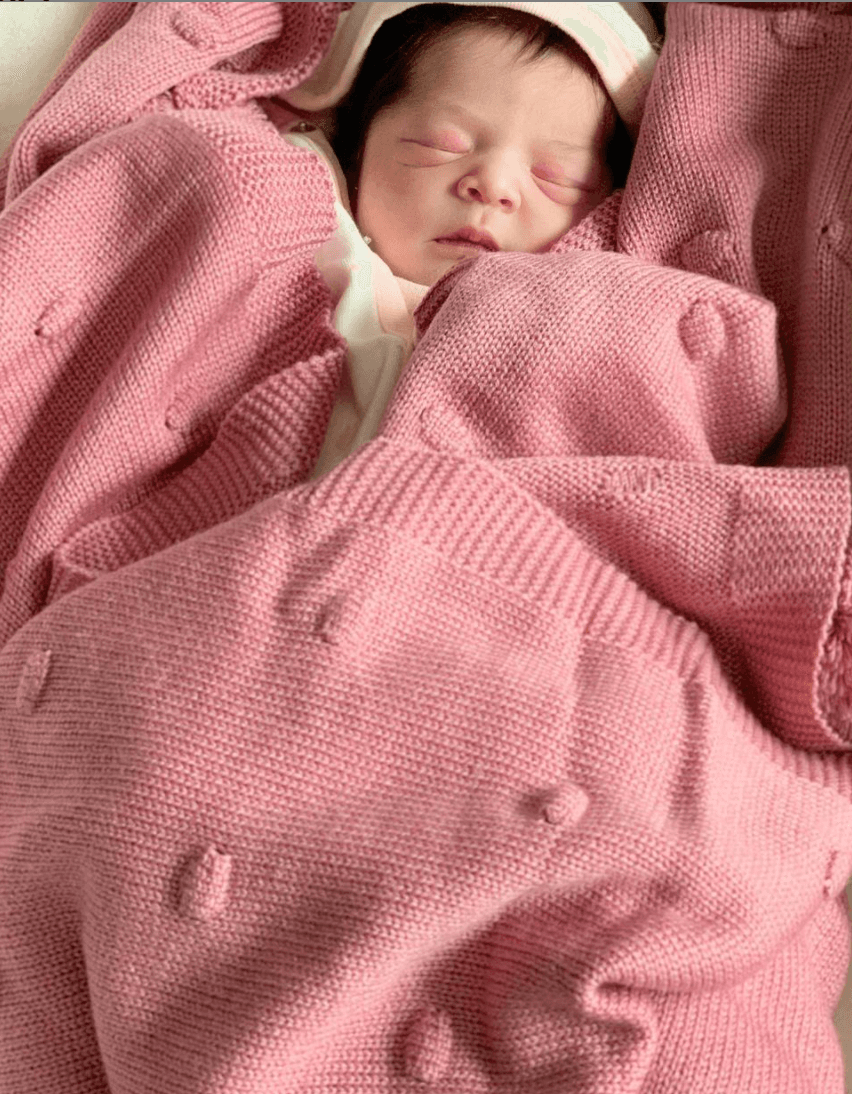 Y tal y como lo prometió, el 7 de octubre compartió las primeras postales de su pequeña y dio detalles de su nacimiento. Esta foto fue con la que presentó a la bebé a sus seguidores.
<br>
<br>“Nací hoy 07.10-2020. Pesé 3 kilos con 80 gramos y medí 48 cm. No tengo palabras para expresar este amor tan grande. Hoy nació mi #Luciana 6:26 AM. Gracias a todos por estar al pendiente de mi embarazo”, fue una parte del texto que escribió para dar a conocer la feliz noticia.
<br>