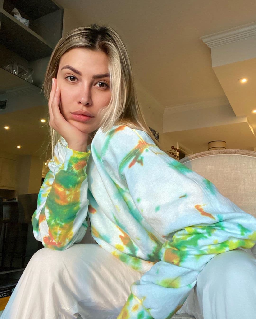 “Super sencilla, pero efectiva receta para marcas de acné y de sol. Hecha a base de ingredientes naturales, aporta luminosidad y exfolia la piel dejándola súper fresa y lisa”, presentó la modelo de Instagram.