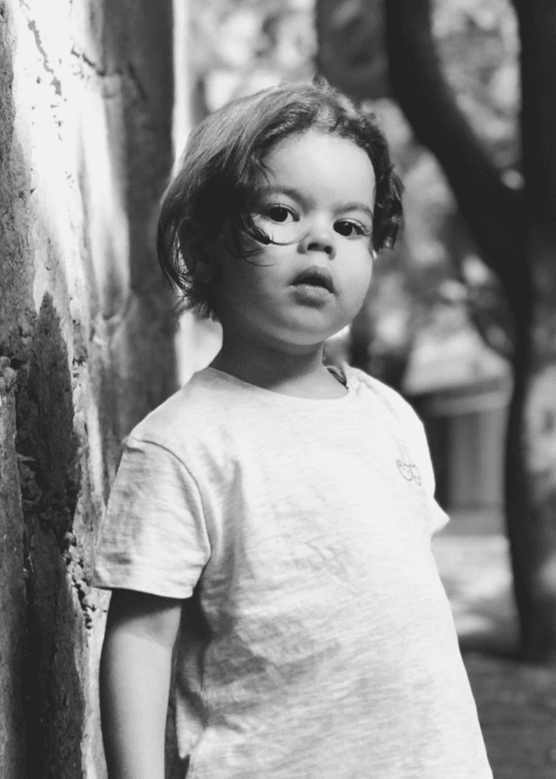 Mila está por cumplir 4 años y es la adoración de sus abuelos, Bárbara y Sergio.