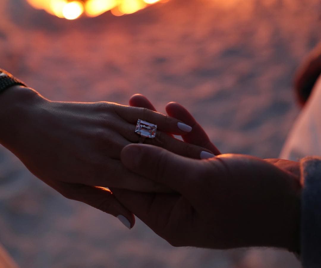 Así se ve el anillo de casi 5 millones de dólares que le dio el exbeisbolista después de dos años de relación.
<br>La boda se ha retrasado por la pandemia del coronavirus, pero con el tamaño de esa piedra, la promesa de la boda no se moverá a ninguna parte.