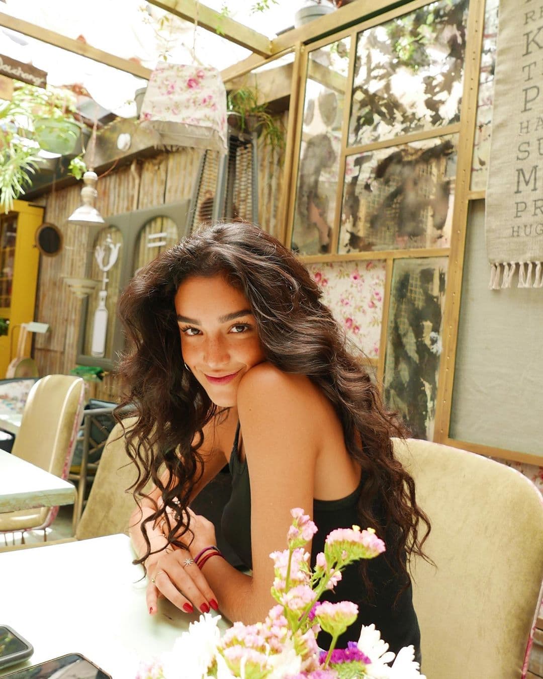 A sus 20 años, Alejandra Capetillo ha demostrado tener todo lo que se requiere para, al igual que su famosa madre en los 90, ser toda una
<i> it-girl. </i>
