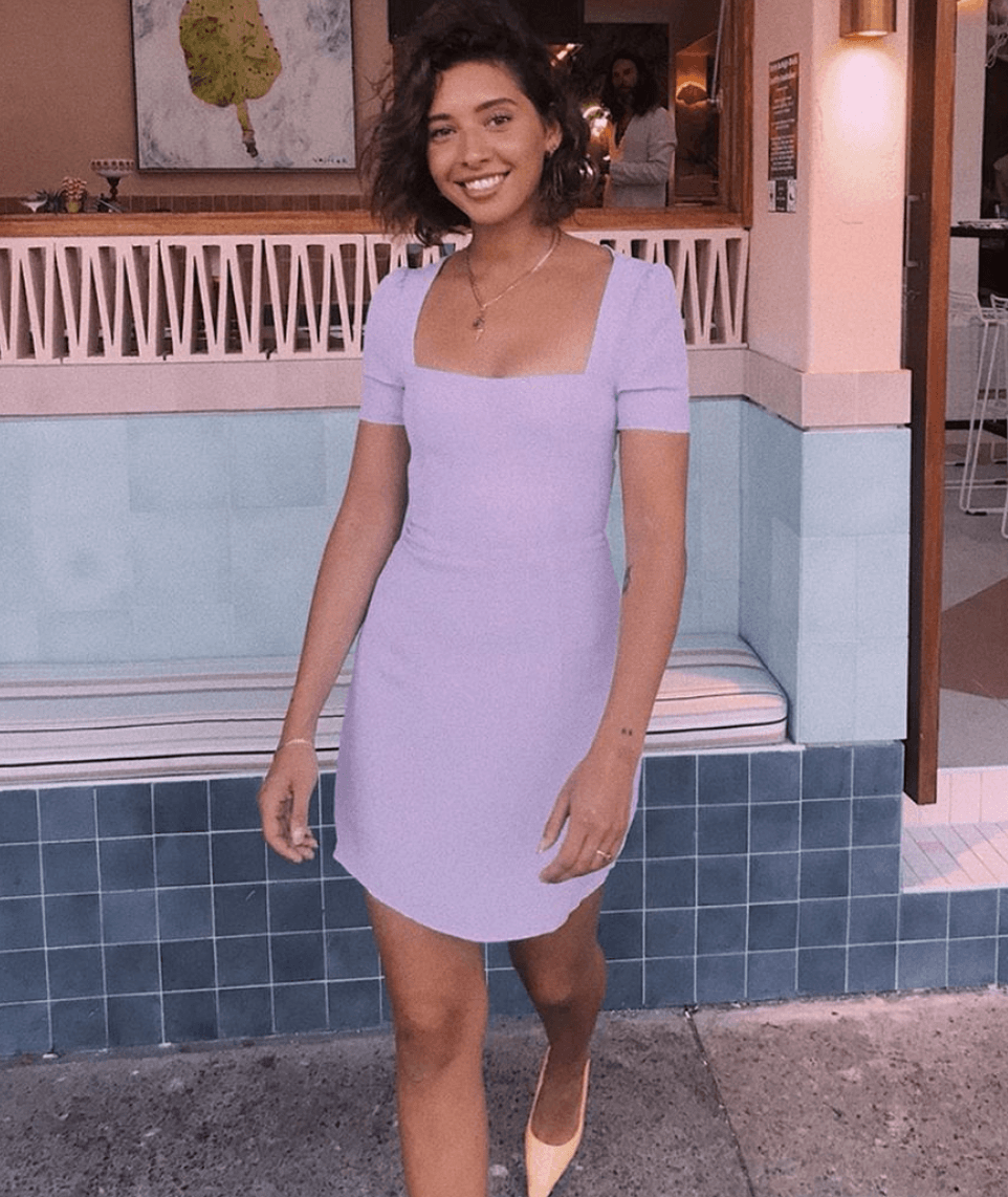 Su nueva novia tiene 25 años de edad, nació en Australia y, de acuerdo a Daily Mail, es modelo y trabajaba como mesera en un café de Byron General; ahí fue dónde conoció al actor.