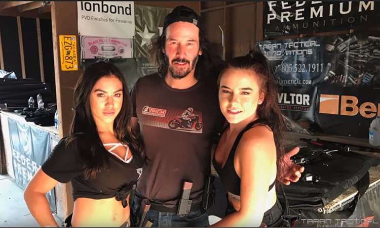 Keanu Reeves ha sido nombrado recientemente como “el novio del internet” y una de las razones es por el buen trato que tiene con sus fans, especialmente, con las mujeres.