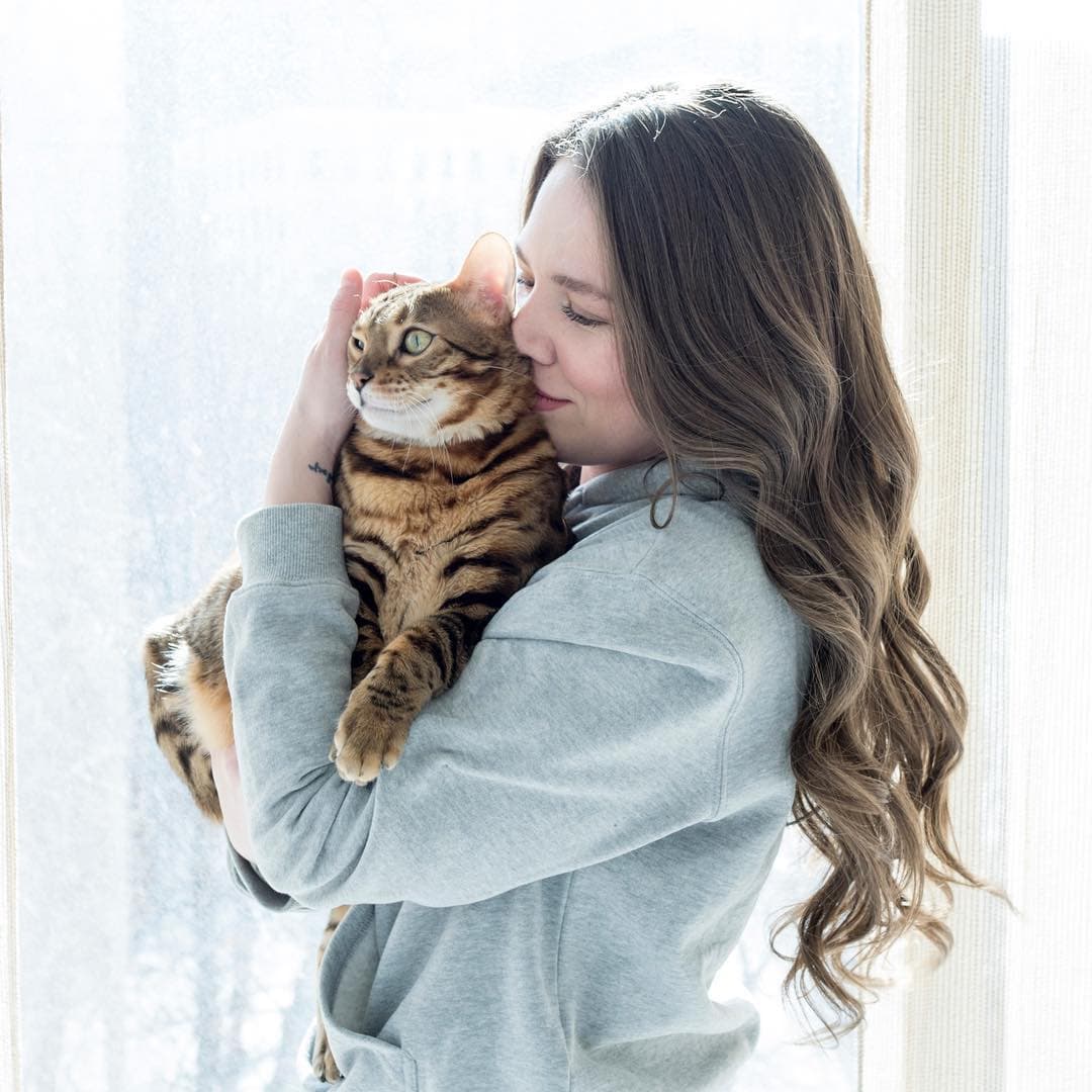 A un año de dar a conocer que estaba casada con una mujer, Joy Huerta por fin reveló la identidad de su esposa. Y con esto, ella ha presumido a su familia, desde su bebé Noah, su gato Ramón, y el nuevo integrante, una perrita llamada Emma.
<br>