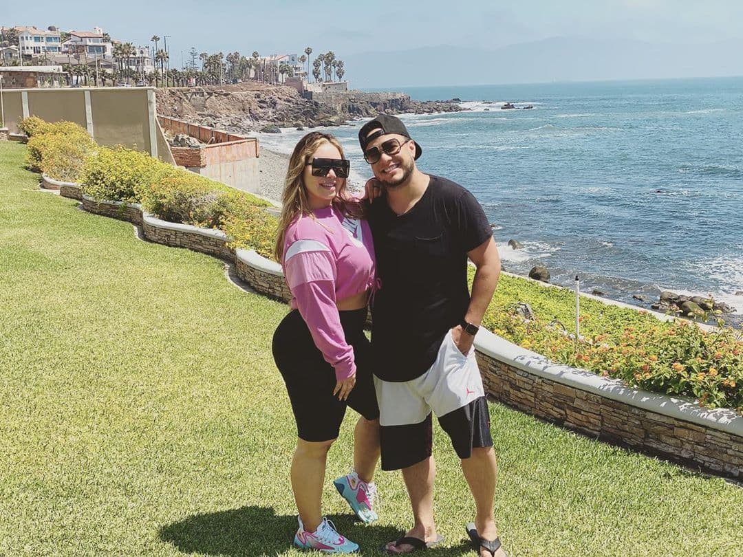 Lorenzo y Chiquis comenzaron su relación en el 2016, pero volvieron público el romance hasta 2017. Tras un primer truene, la pareja decidió separarse, y fue en este momento en el que la ex de Méndez aseguró que había reanudado su relación con el cantante del regional mexicano y habían pasado un par de meses juntos.