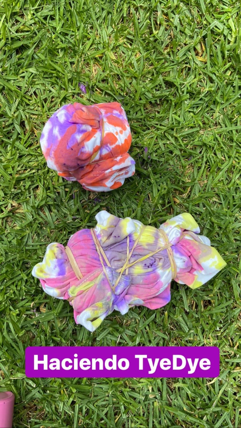 Para las actividades de la fiesta, otra forma de incluir color a la celebración fue haciendo camisetas teñidas al estilo "Tye Dye".