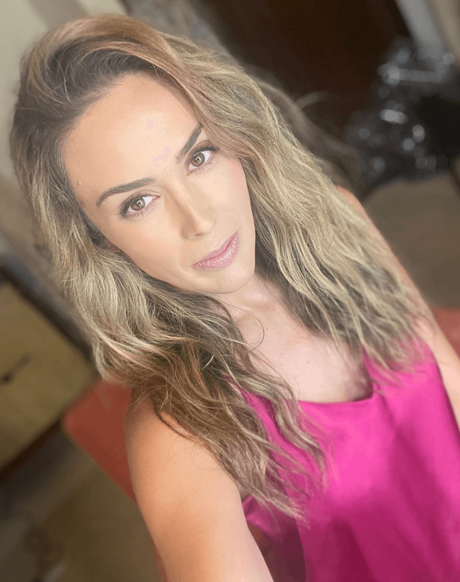 No solo le dedica tiempo a su piel, también a su cabello, por lo que tiene unas reglas que nunca fallan. Para el canal de
<i>Beauty Junkies</i>, la actriz declaró que es importante no lavar el cabello diario: “No lo laven todos los días, porque si lavas tu pelo todos los días se te va a ir más rápido el color. Lo que yo hago es que lo lavo un día sí y un día no”. Y cada dos meses se hace un despunte. Una vez a la semana me pongo un producto, cualquier crema hidratante para el pelo, se la ponen, se la dejan 20 minutos o media hora y van a ver los resultados”.