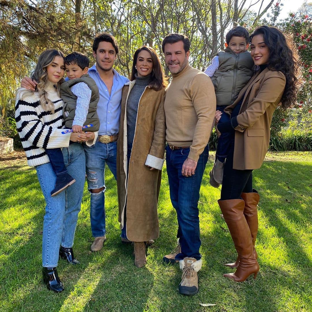 Edurado Capetillo compartió fotos y un video sobre las pequeñas vacaciones en la playa. Al viaje se unieron el también actor, su esposa, Alejandra, Ana Paula y los pequeños gemelos, Manuel y Daniel Capetillo. Quien faltó fue Eduardo Jr., por lo que el patriarca le envió un mensaje: “amo a mi familia, te extrañamos @eduardocapetillog”.
<br>