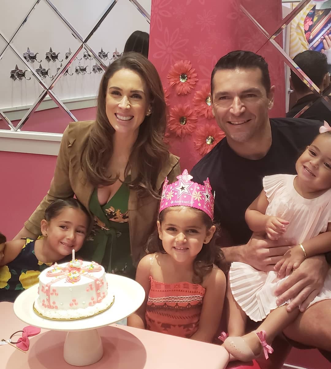 Jacqueline Bracamontes es parte de las conductoras del programa Netas Divinas en Canal U.