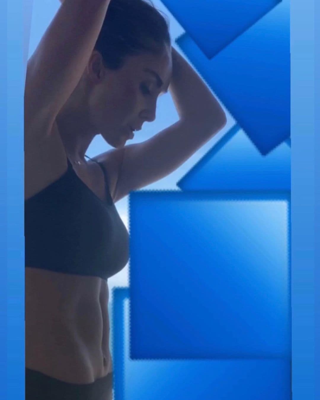 En una reciente publicación en Instagram, Anahí mostró lo marcado que se encuentra su abdomen en una foto en la que aparece de perfil. 
<br>
<br>“Cada día cuenta”, escribió la ex estrella de telenovelas, recibiendo decenas de comentarios con respecto a su evolución física. “¡Qué padre que tengas esa disciplina! Se ve en los resultados”, escribió una seguidora.