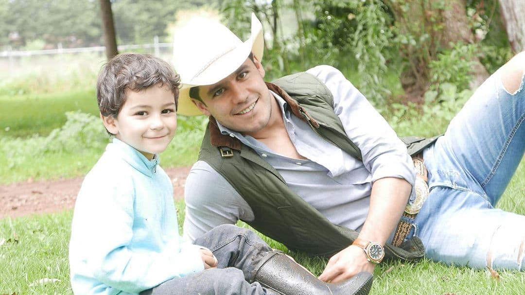 Hoy en su cumpleaños número 26, amigos y familiares llenaron de mensajes y dedicatorias de cariño para el hijo de los famosos actores. Las primeras en enviar felicitaciones fueron sus hermanas menores Alejandra y Ana Paula.