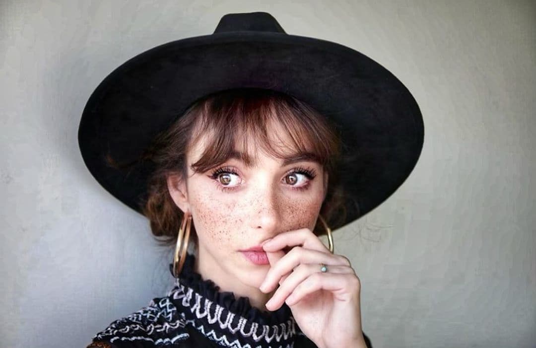 En cuestión de accesorios, Natalia Téllez es amante de presumir lindos sombreros, pañuelos y demás tipo de adornos para la cabeza que ayuden a complementar su look.
