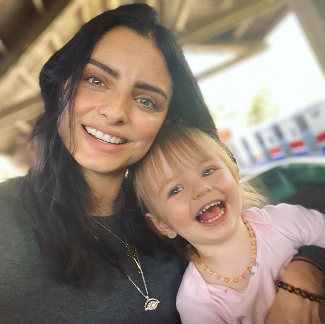 Aislinn Derbez y Kailani.