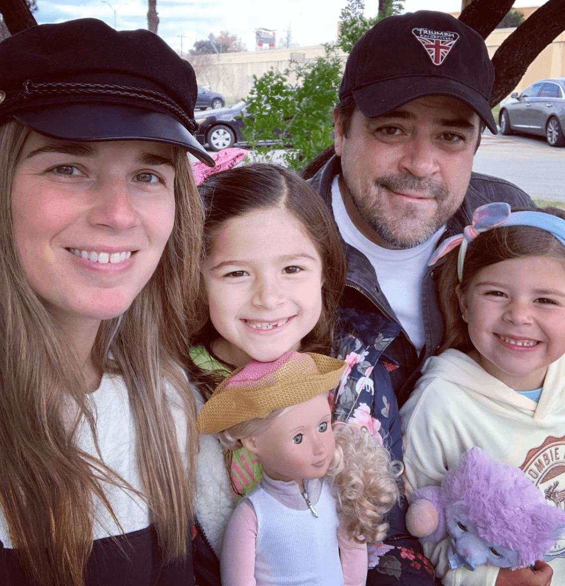 El público de Hoy fue testigo de la propuesta de matrimonio de ‘El Burro’ Van Rankin a la madre de sus hijas, Magda Bleizeffer. Llevan más de 14 años juntos y tiene dos hijas en común, próximamente recibirán la llegada de su tercera bebé en noviembre. Ante el embarazo de su mujer y por la pandemia, no han revelado la fecha que llegarán al altar.