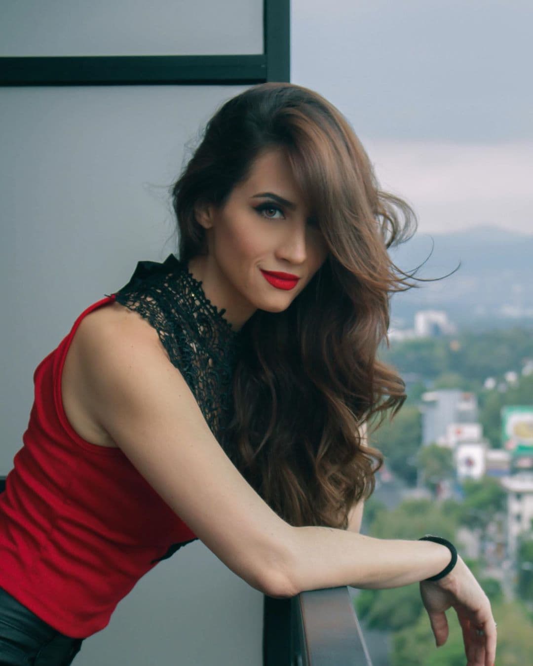 Pero, ¿quién es la famosa Lina, quien ha mantenido cautivo el corazón de Zepeda por tantos años? Lina Radwan es mexicana pero de origen sirio. En 2013 participó en la telenovela Mentir para vivir. Además de su trabajo como actriz, que se puede apreciar en los shows de Adrián Uribe en vivo, también se describe como defensora de los animales.