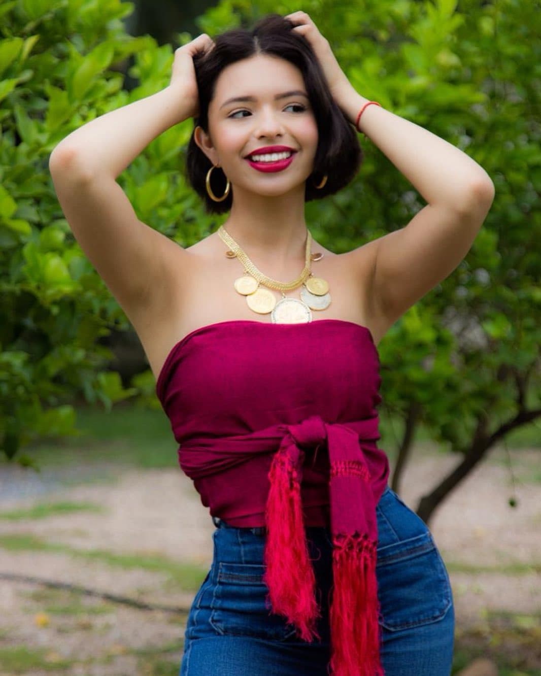 Otro de los sellos particulares en el estilo de Ángela Aguilar, radica en su maquillaje, pues rara vez se le ve a la joven sin usar un labial rojo intenso.
<br>
<br>"Es increíble que tenga esas experiencias y recuerdos porque la vemos todos los días y está perfecta, plática y quiere su raspado de rompope. Me dice, 'Angela, píntate la boca'", comentó la cantante.