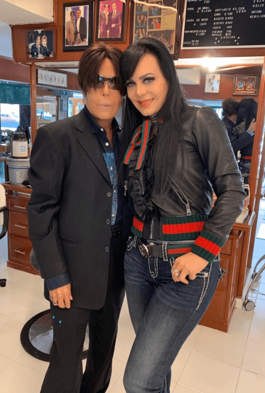 El mundo del espectáculo está de luto, se reportó la muerte de 
<b>Alfredo Palacios</b>, conocido como "El estilista de las estrellas". Tras años de trabajar con grandes personalidades, así de despidieron de él en las redes sociales.
<br>
<br>
<b>Maribel Guardia</b> de una de las primeras famosas en dedicarle unas últimas palabras a su amigo. En Twitter le escribió: "Nos dejó mi adorado Alfredo Palacios, hermano incondicional. Tuvo éxito sostenido por décadas en la industria de la belleza y la radio; donde fue el Rey del rating nacional por años. Me quedo con los consejos y las risas que tantas veces compartimos. Feliz viaje amigo".
<br>