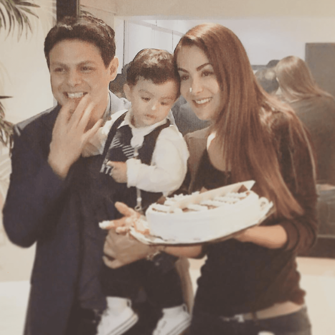 Desde que inició el confinamiento por el coronavirus,
<b> Ninel Conde </b>no ha podido estar cerca de su hijo Emmanuel de 5 años. A través de las vías legales ha buscado la forma de poder tener a su retoño, pero ella asegura que su expareja,
<b>Giovanni</b>
<b>Medina</b>, no se lo ha permitido. En Montse y Joe, el padre de su hijo estuvo como invitado y aseguró que está dispuesto a llegar a un acuerdo para que pueda reunirse con el menor.