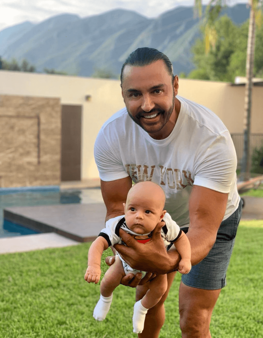 El luchador profesional y actor, Latin Lover está encantado con su nueva faceta de abuelo. Hace unos meses, la familia del artista de 52 años le dio la bienvenida a un varón, el cual no para de presumir en sus publicaciones de Instagram.