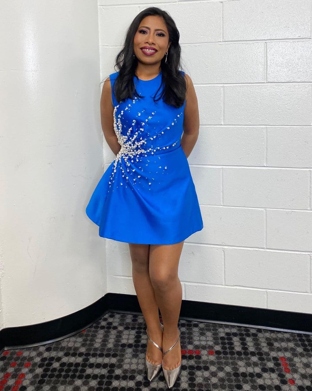 El cuarto look con el que el público pudo ver brillar a Yalitza fue gracias a un divertido y coqueto vestido corto, diseño de Jonathan Cohen, con el que la oaxaqueña no solo lució su increíble piel morena, sino que hasta enseñó pierna.