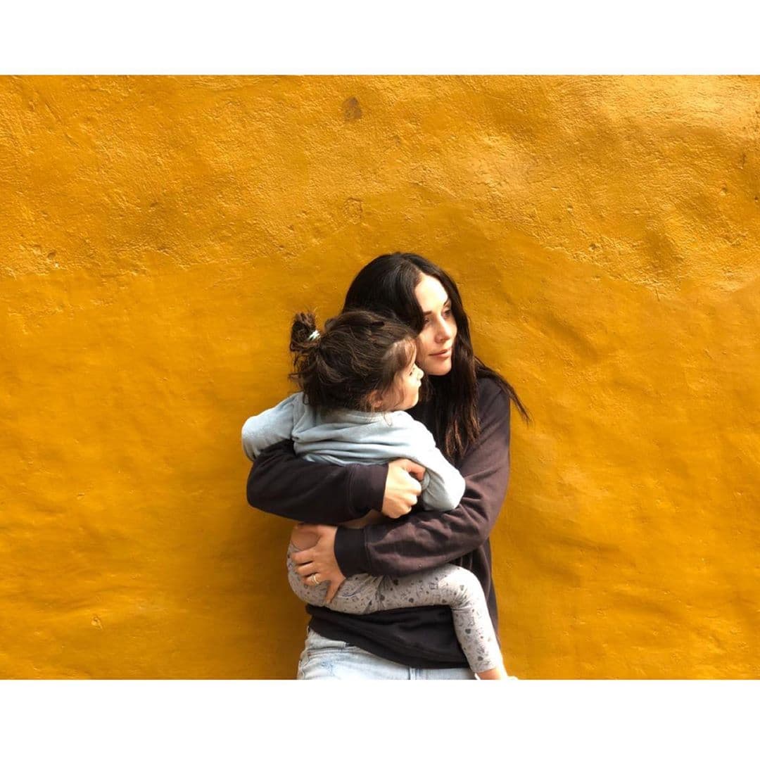 “Te ven que eres actriz, pero somos mamás comunes y corrientes. Me desesperan mis hijos y hay días que los quiero regalar, hay un agotamiento físico; de eso se trata mi canal, de decir, ‘estoy muerta, lloro de cansancio muchas noches’”, contó a las conductoras de Netas Divinas.