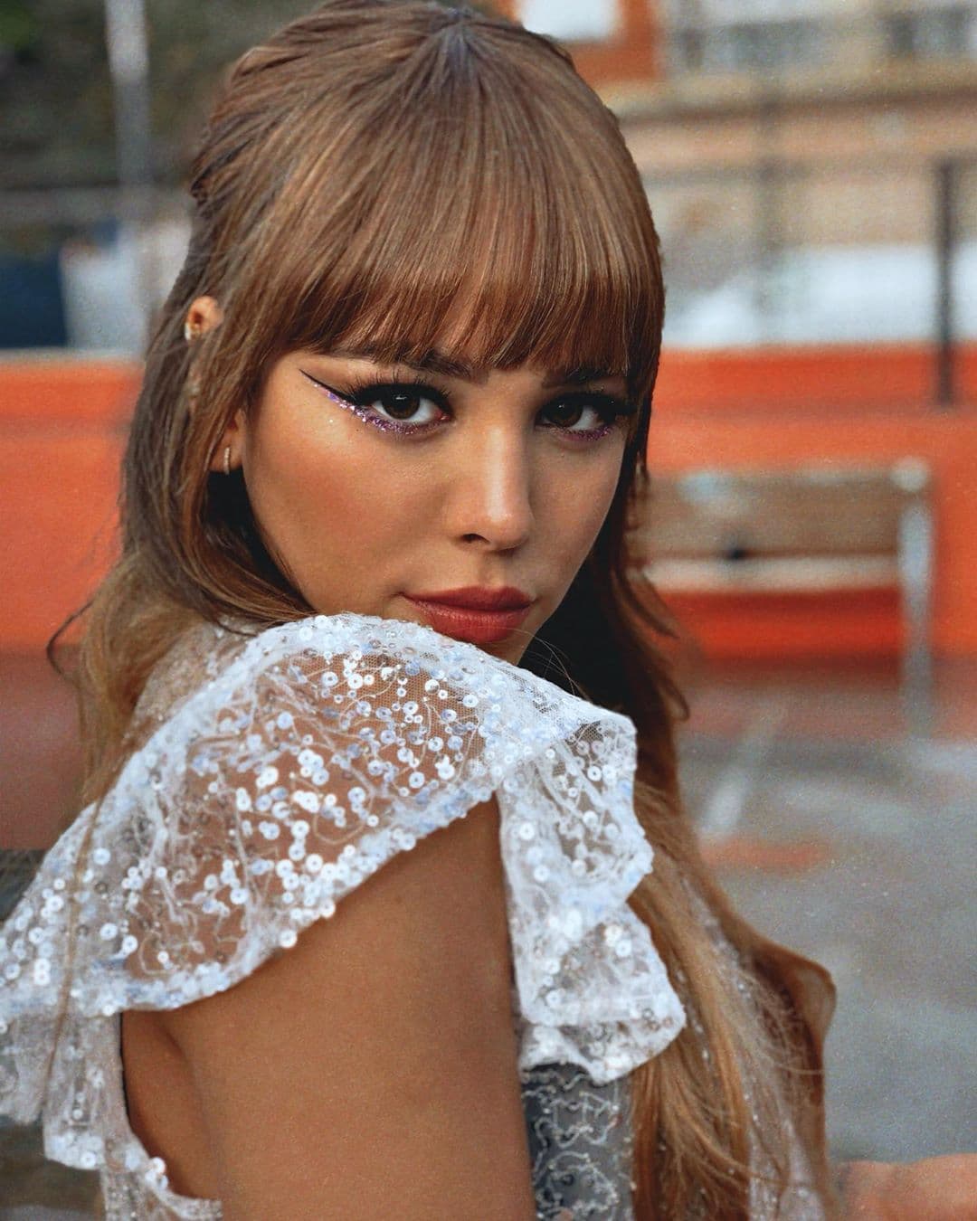 Y otra forma de usarlo, es con glitter de colores para complementar un delineado tipo cat eye. Entre más exagerado, es mejor.