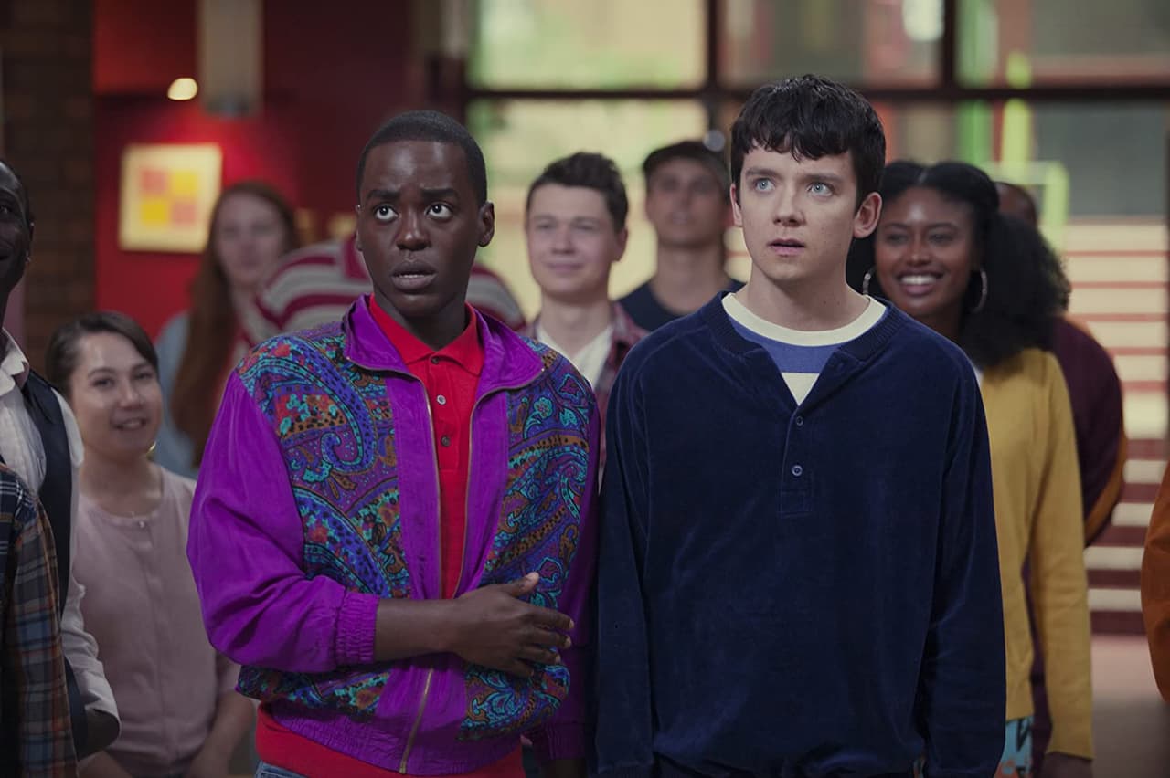 <b>Sex Eduation (2019) Netflix</b>
<br>El drama juvenil “Sex Education” ha sido una de las mayores sensaciones en Netflix desde su estreno. El interés por aclarar cualquier duda en jóvenes con una sexualidad precoz va de la mano con la original y fresca historia de Otis, un chico con talento para dar terapia y educación sexual termina por ser el confidente de sus compañeros de preparatoria. Su mejor amigo, al igual que otros personajes dentro de la trama, es parte de la comunidad gay y con el apoyo y orientación de Otis encuentra su camino a ser salir de la oscuridad del clóset y brillar con sus colores favoritos.