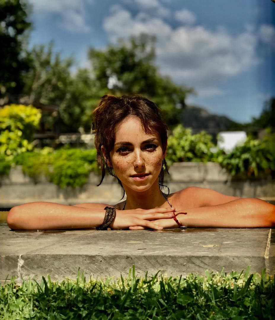 Dentro y fuera de la pantalla chica, la conductora deja ver que es toda una belleza