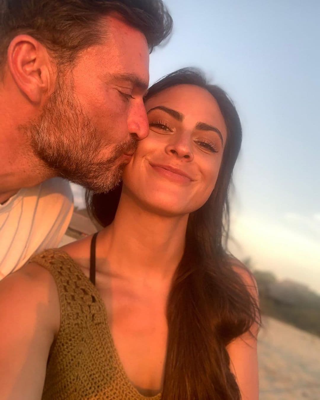 Este mensaje fue complementado por la conductora de deportes minutos después. “Mi cómplice de felicidad y paz. Agradecida de encontrarnos sin buscarnos y de poder compartirte mi felicidad y tú la tuya. Oye, ¿vamos por unos tacos? Las mejores decisiones siempre salen de un café. TA”.