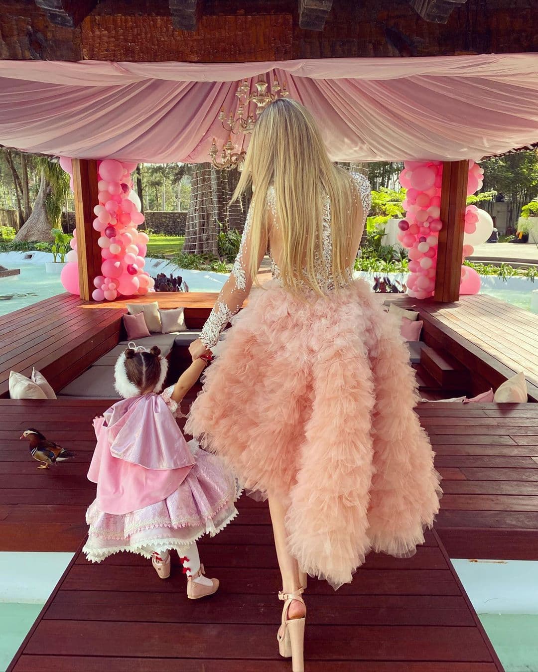 Aunque no se han revelado muchos detalles de la celebración, en los Instagram Stories de algunos invitados se aprecia que consintieron a Mafer con globos, rosas, juegos y un adorable pastel.