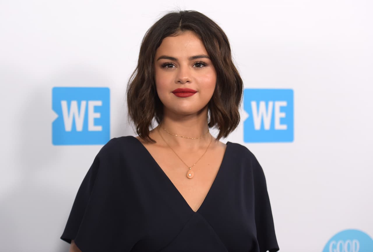 Otro color de labial que favorecedor para chicas con piel morena clara es el de color rojo ladrillo.
