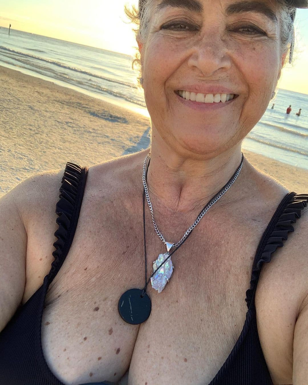 La cantante Amanda Miguel también dejó un mensaje de cariño a sus fans a la par que compartió una postal de sus vacaciones con la orilla del mar como fondo: “Abrázate, ámate, disfrútate. ¡¡¡Tú vales mucho!!!”