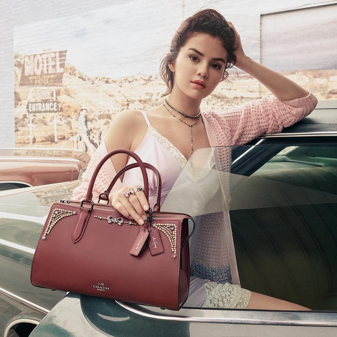 La cantante se dio a la tarea de diseñar prendas 'ready to wear', bolsos y accesorios.