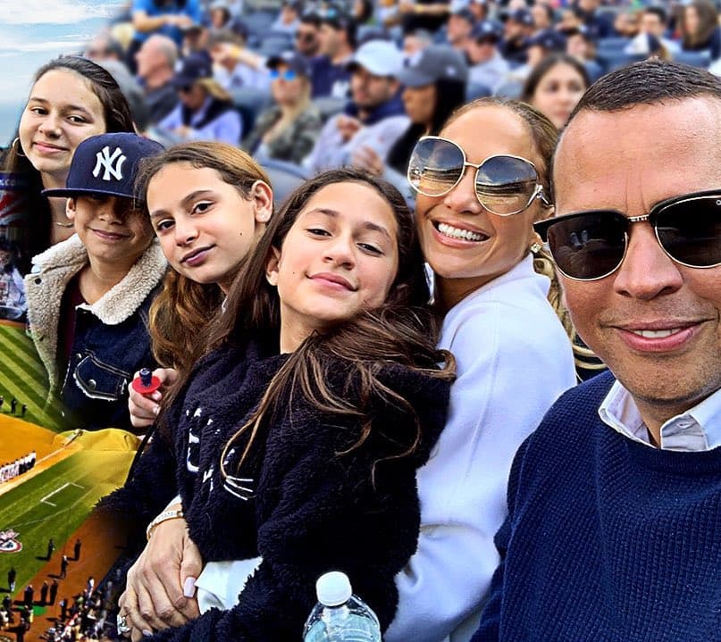 Los hijos de Jennifer Lopez y Alex Rodríguez han tenido una buena relación desde que sus padres comenzaron a salir. JLO tuvo a sus gemelos: Max y Emme, con su expareja Marc Anthony. El exbeisbolista estuvo casado con una psicóloga y madre de sus dos hijas, Natasha y Ella.