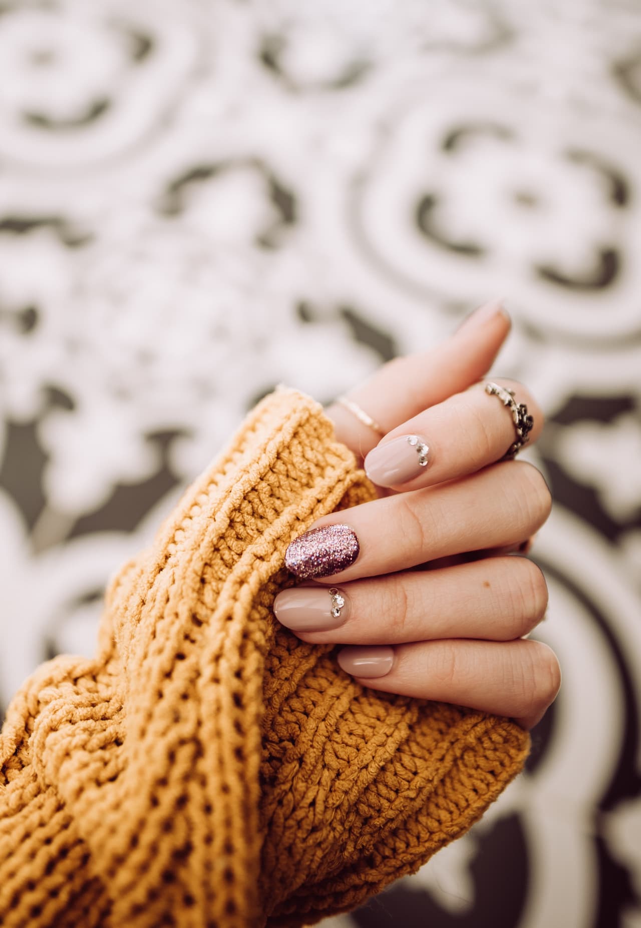 El esmalte de uñas con brillantina y aplicaciones es más complicado de quitar.