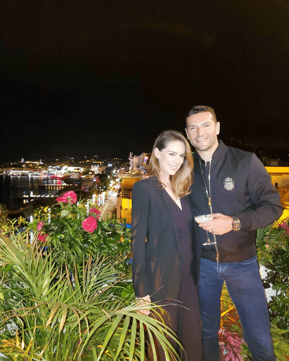 A pesar de que Jacky Bracamontes ha confesado que su esposo, Martin Fuentes y ella son “polos opuestos”, su matrimonio es uno de los más estables del medio del espectáculo. Fue a través de Maki Soler que se conocieron y desde entonces han sido inseparables. En el 2011 se casaron y hoy son padres de cinco niñas: Jacky, Carolina, Renata, Paula y Emilia.