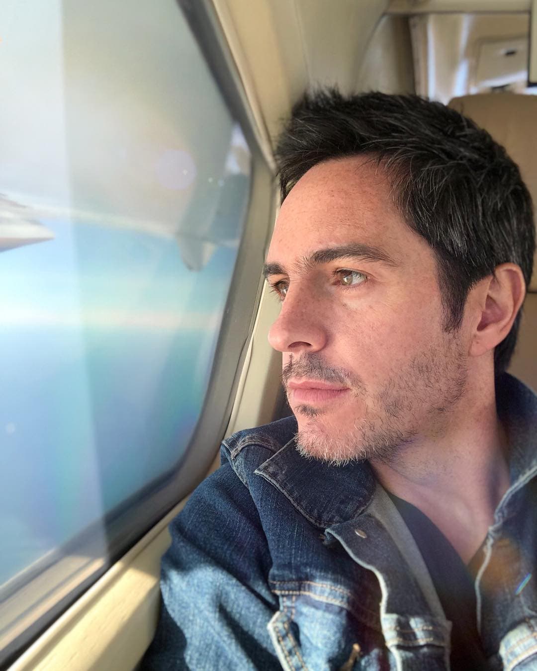 Ochmann nació el 16 de noviembre de 1977 en Whashington D.C., siendo abandonado por sus padres biológicos, para después ser adoptado por María y su primer esposo, Guillermo.
<br>
<br>“Esa es la poquita información que tengo, porque en ese momento no daban mucha. Lo que yo rescaté es que ella tenía 15 años, era o es de Estados Unidos y él es español, tenía 16 años. Fue una aventura muy Romeo y Julieta en el verano”, explicó en entrevista.