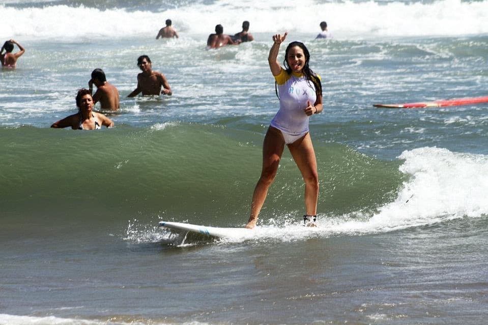 "La vida es como el surf... El chiste es tratar de encontrar un balance, el equilibrio para mantenerte de pie y fluir en la inmensidad del mar. Habrá olas buenas y otras que será mejor dejarlas pasar. El chiste es sentir cuál es la correcta y dejarte ir", aseguró en redes sociales la hoy novia de Julián Gil con respecto a su amor por el surf.