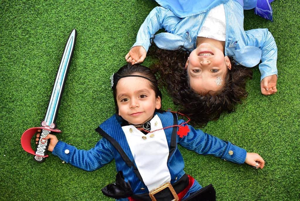 “Wow, están enormes”, “Los dos se parecen demasiado a Jorge”, “León es la cara del papá y Máxima de la mamá”, “Se parecen muchísimo al papá”, “Están preciosos y qué rápido crecieron”, “No puede ser… ya 4 años”, “Ya no son unos bebés, ya son todos unos niños grandes”, fueron algunos de los comentarios que recibió la actriz.
