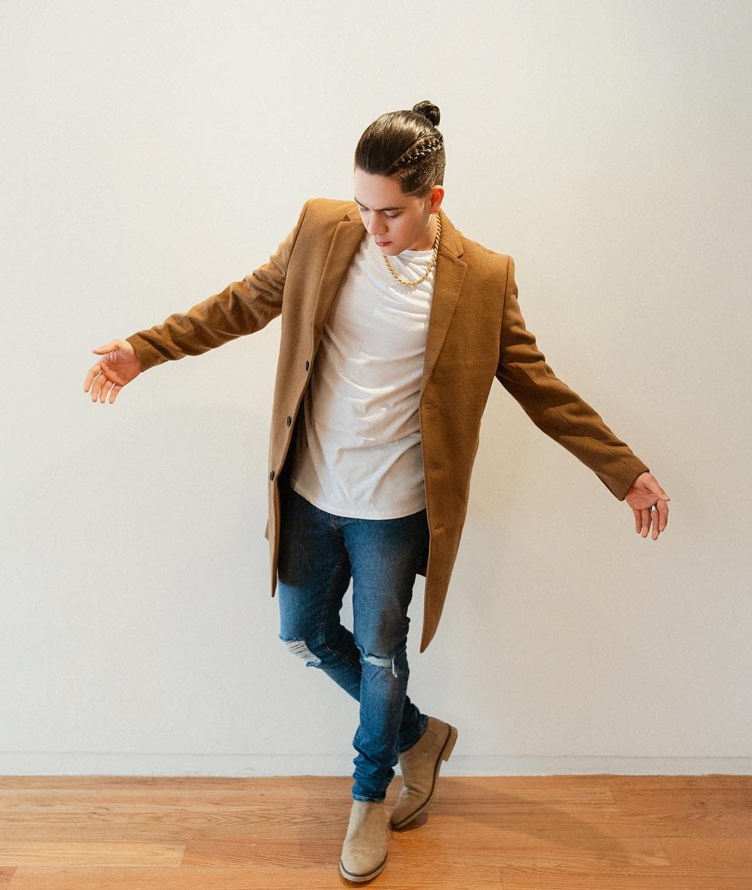 JD Pantoja es un Youtuber y cantante mexicano que se volvió famoso gracias a sus contenidos en redes sociales, además interpretar temas de urbano como “Se Motiva, “Me Fascina”, “Táctica”, entre otros.