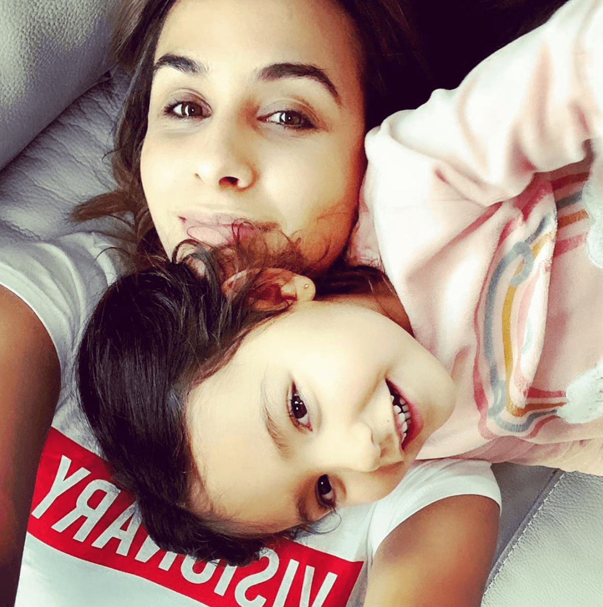 Tras haber sido diagnosticados con coronavirus, Odalys Ramírez y Pato Borghetti han tenido que estar separados de sus hijos, pero en el cumpleaños de su hija Gía no podía faltar un mensaje en redes sociales para ella, aunque por el momento no pudieron festejarla. “Llegaste a iluminar los días de esta familia. Feliz vida mi amorcita linda! Feliz vuelta al sol ! Felices 4 años ! Te amamos hasta el infinito y los mares salados”, compartió Odalys.