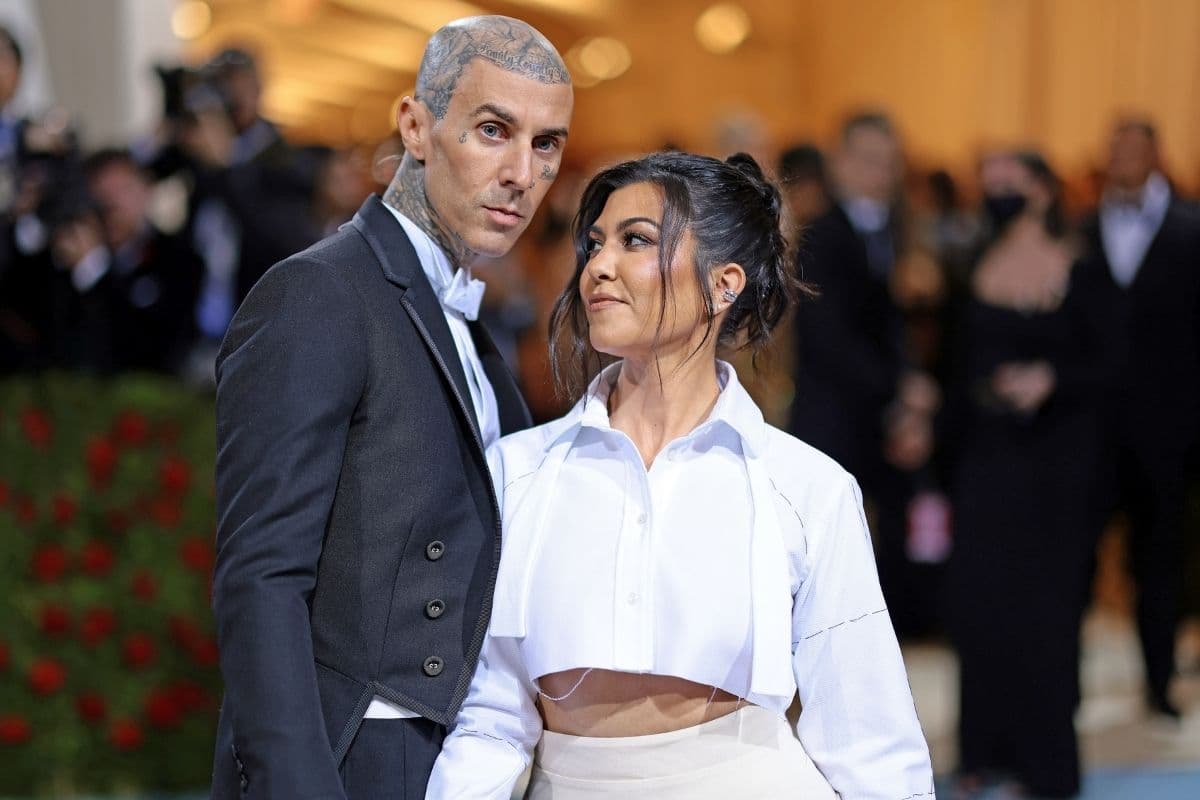 Travis Barker y Kourtney Kardashian en la Met Gala 2022